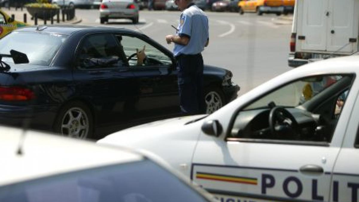 Un şofer fără permis a fost prins în flagrant când încerca să dea agenţilor 2.000 de lei mită