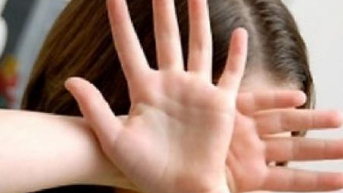 Buzău. Un tată care şi-a violat fiicele şi a fost eliberat, acuzat de incest din nou