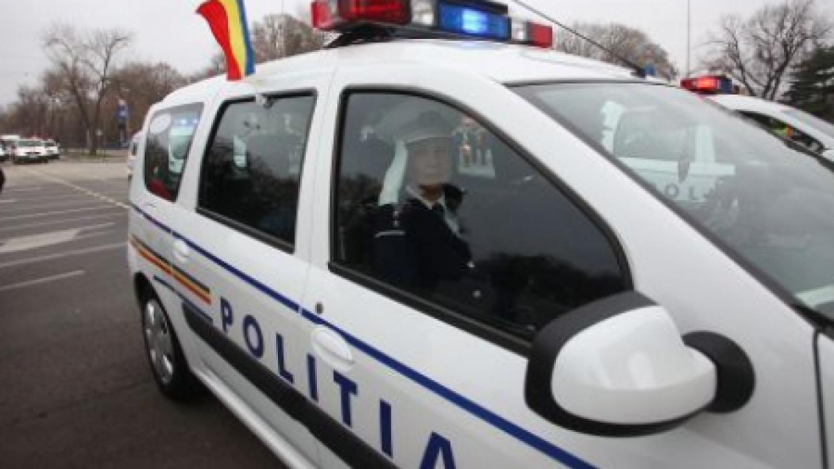 Un poliţist cochet: A şofat fără mâini pentru că era prea ocupat ca să-şi aranjeze părul