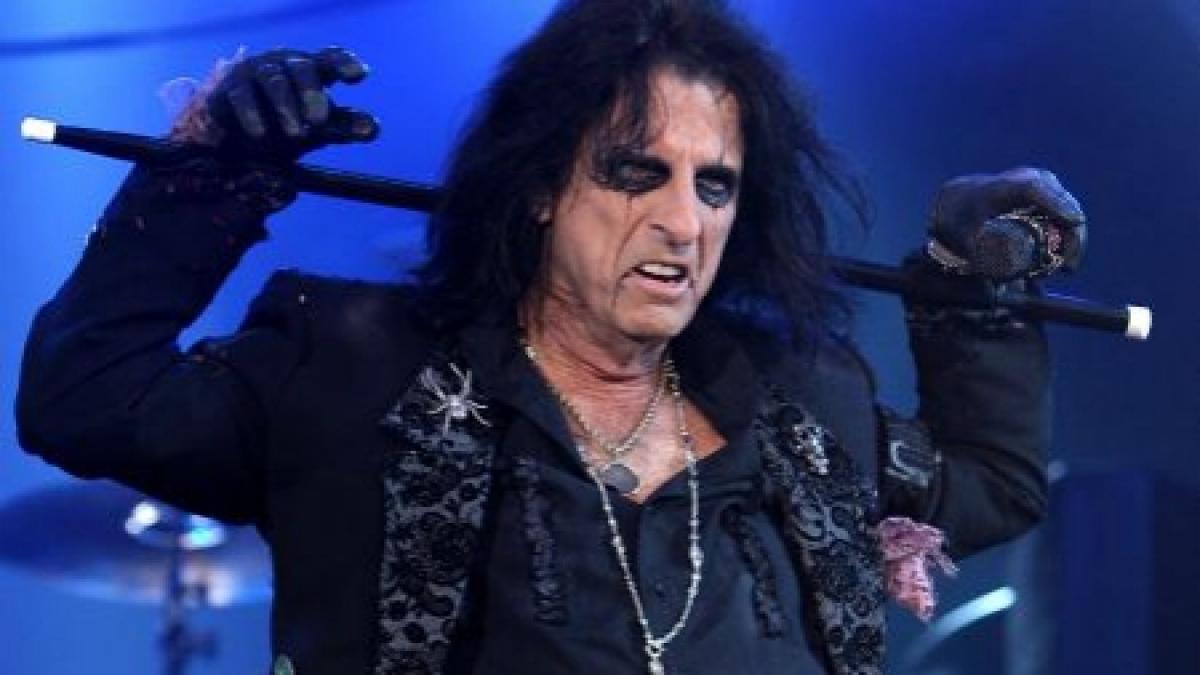 Alice Cooper va concerta la Bucureşti în cămaşă de forţă şi decapitat