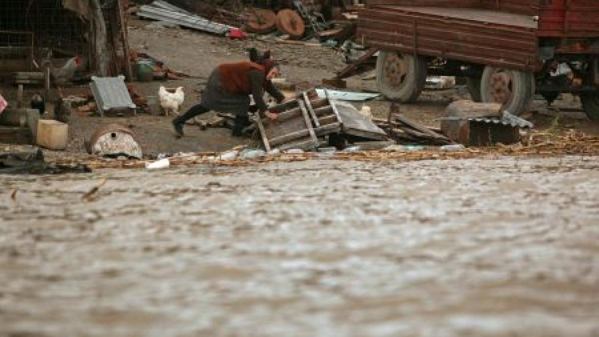 Cod Portocaliu de inundaţii pe râul Baraolt, judeţul Covasna. Vezi prognoza meteo pentru weekend