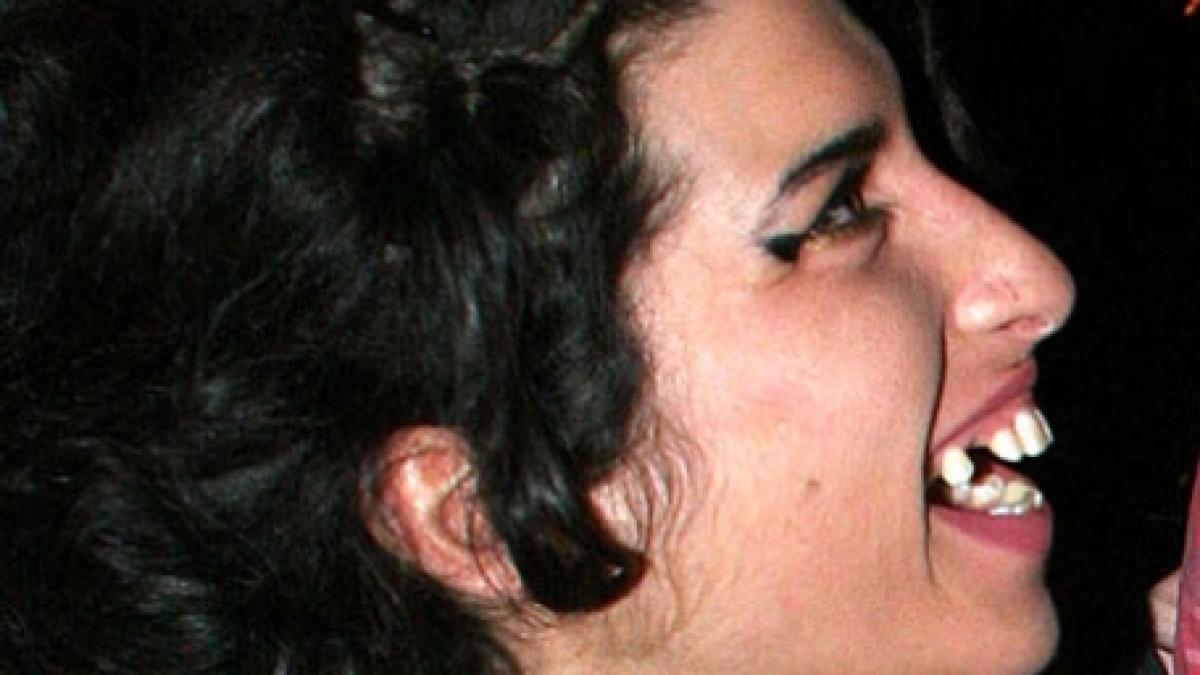 Amy Winehouse, păzită de impresari să nu mai pună gura pe alcool