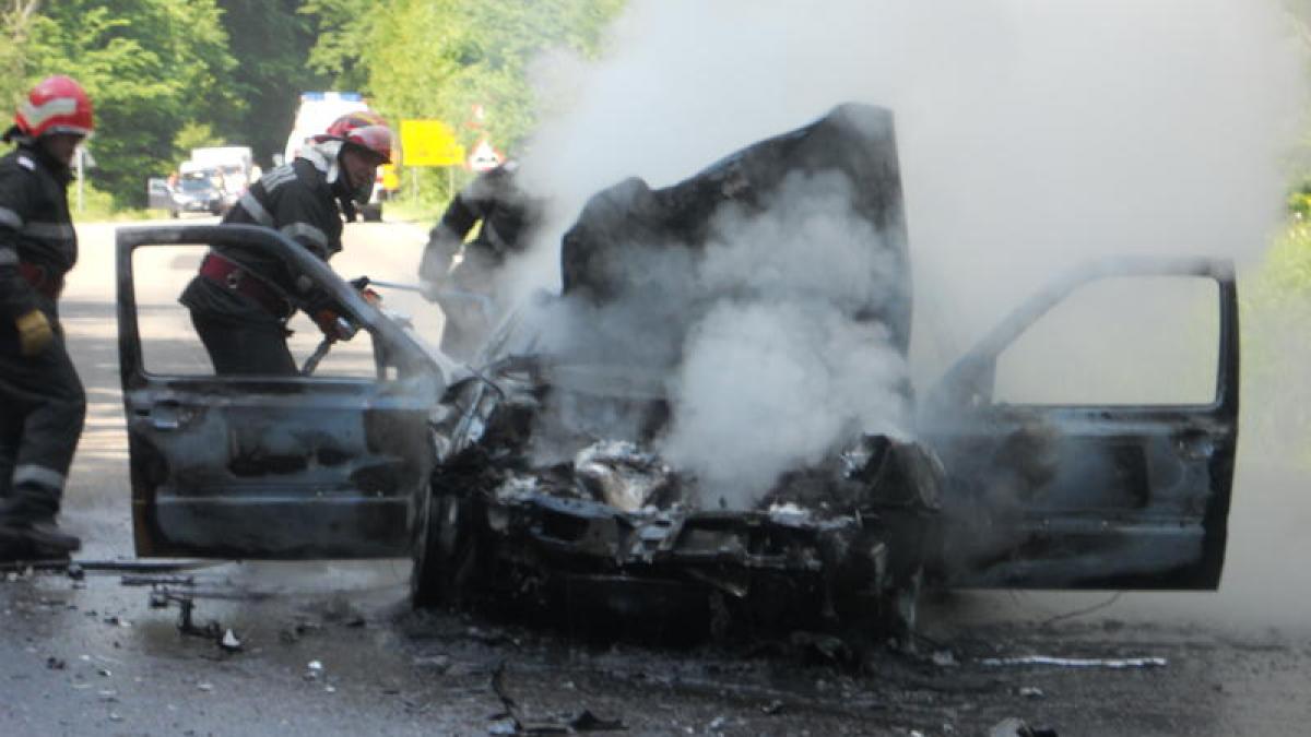 Accident spectaculos pe E574. O maşină a luat foc, după ce a intrat într-un camion