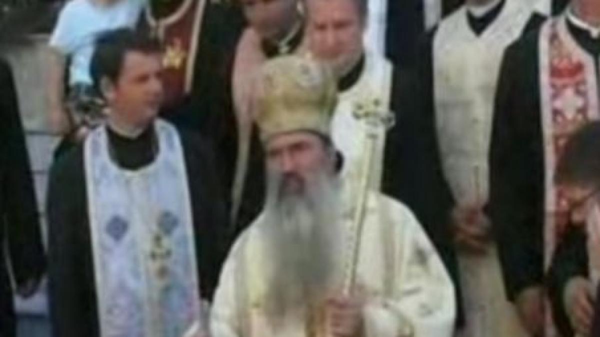 Scandal la Arhiepiscopia Tomisului: Preoţii i-au îmbrâncit pe jurnalişti