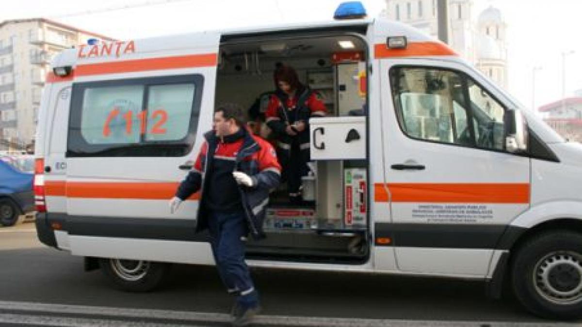 Un zid a căzut peste şase oameni, în Bucureşti. Vezi imagini de la locul accidentului