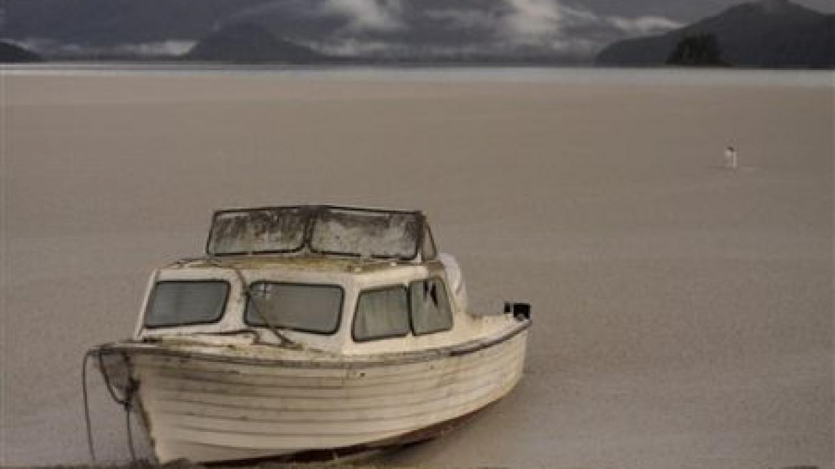 Argentina. Apa dintr-un lac, înlocuită cu cenuşă din cauza erupţiei unui vulcan