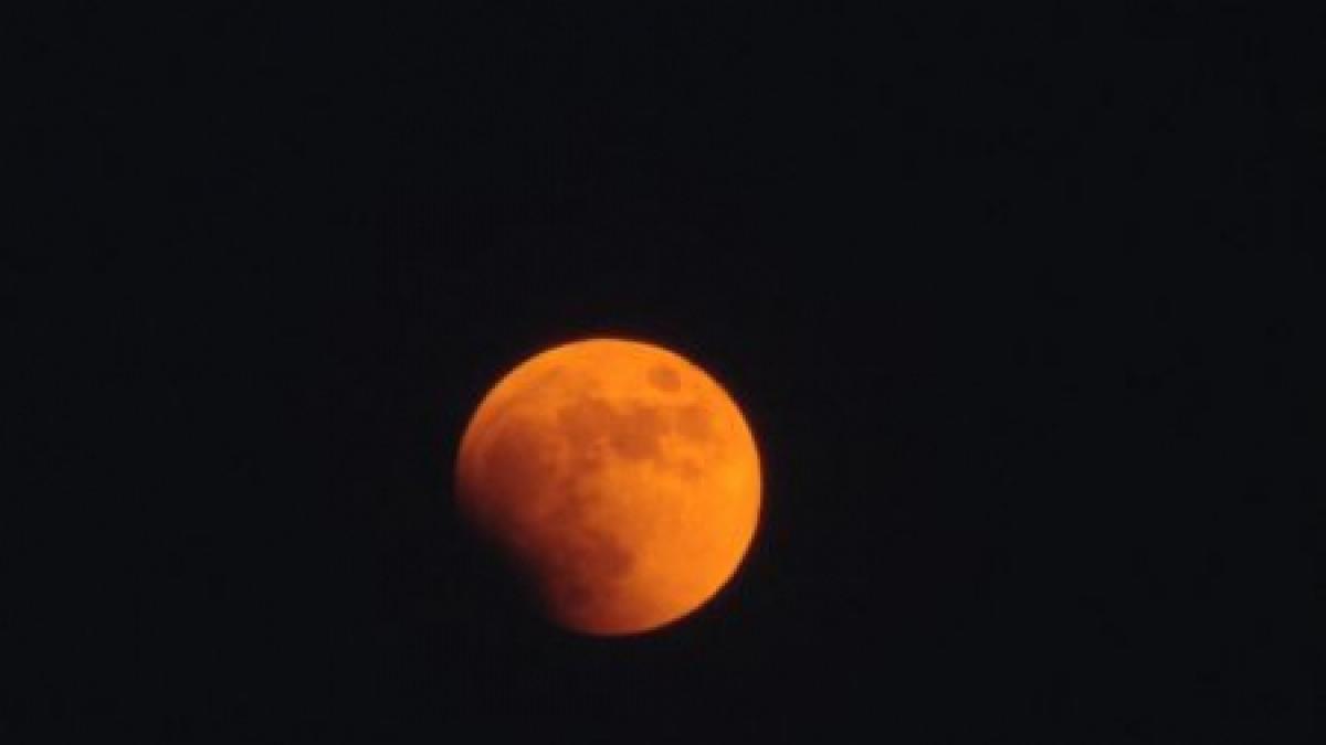 Eclipsa de lună în doar 10 secunde