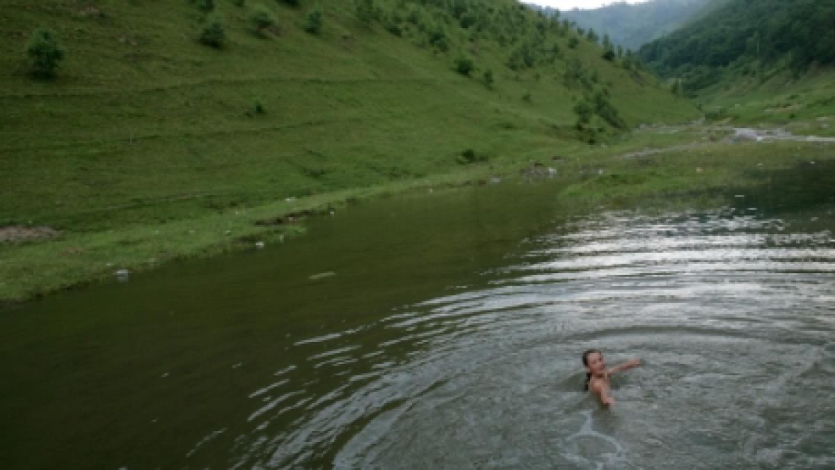 Trupul unui bărbat, descoperit pe lacul Siriu