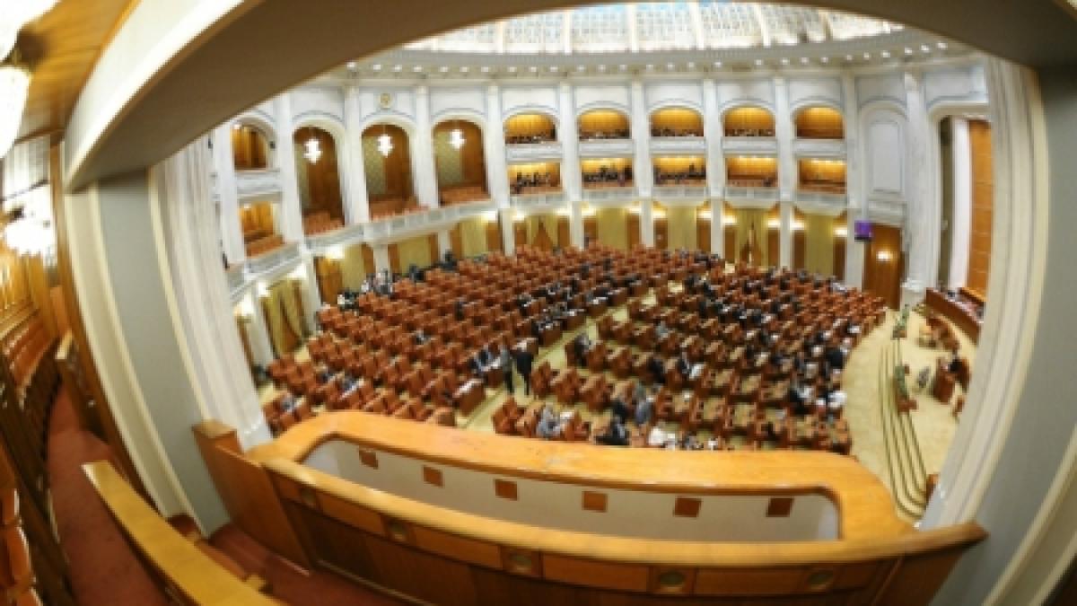 Scandal în Parlament. Mai mulţi sindicalişti nu au fost lăsaţi să intre în plenul Camerei Deputaţilor 