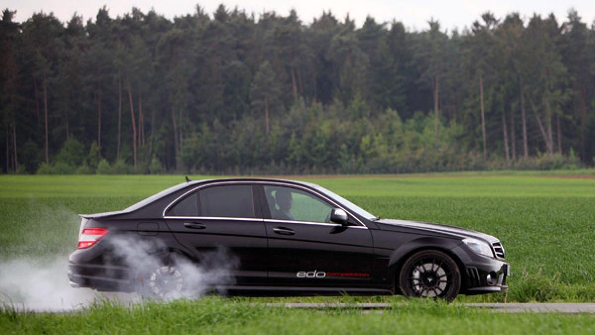 Cel mai lung drift din lume aparţine unui Mercedes C63 AMG 