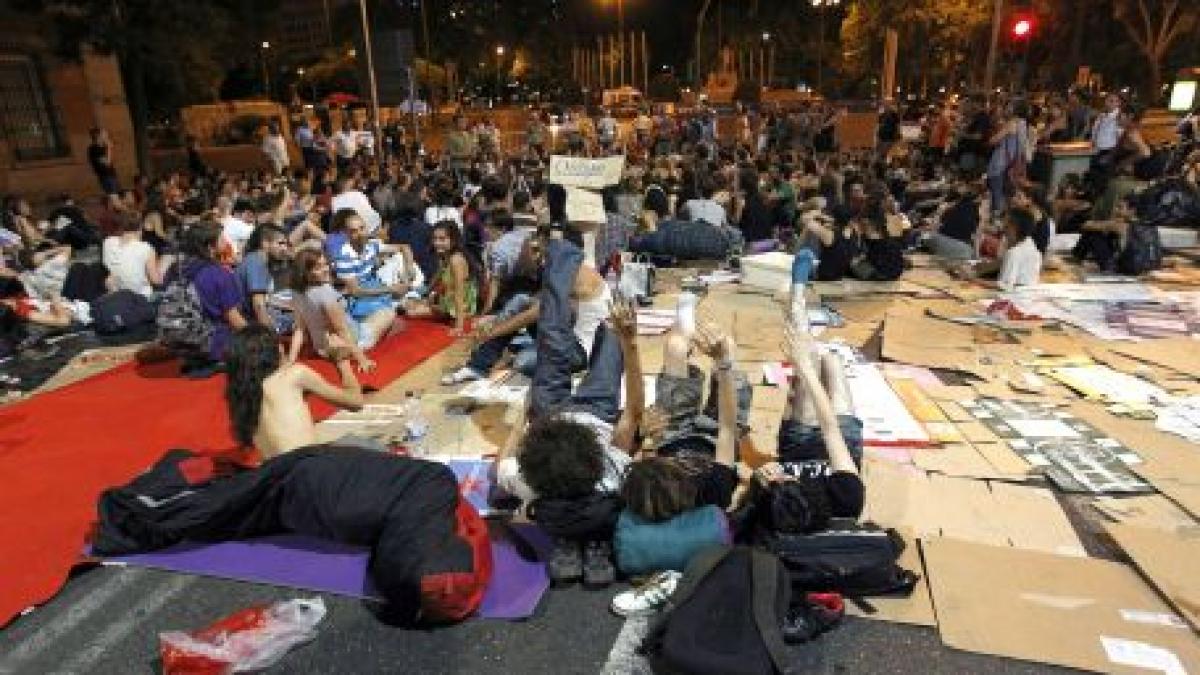 Circa 200 de protestatari au petrecut noaptea sub cerul liber, lângă Parlamentul spaniol 