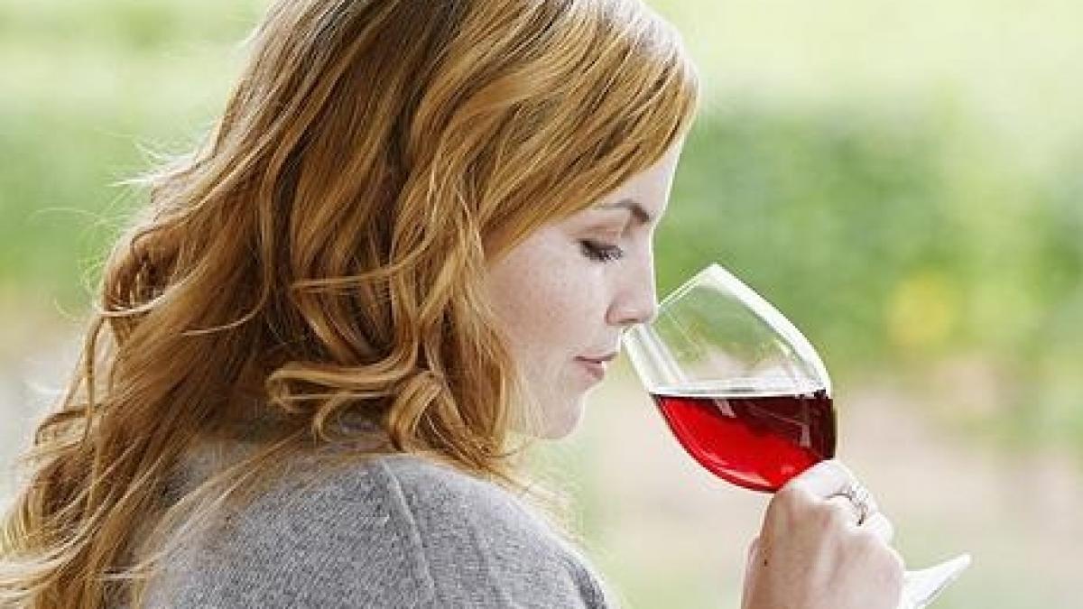 O jumătate de pahar de vin pe zi creşte riscul de cancer la sân