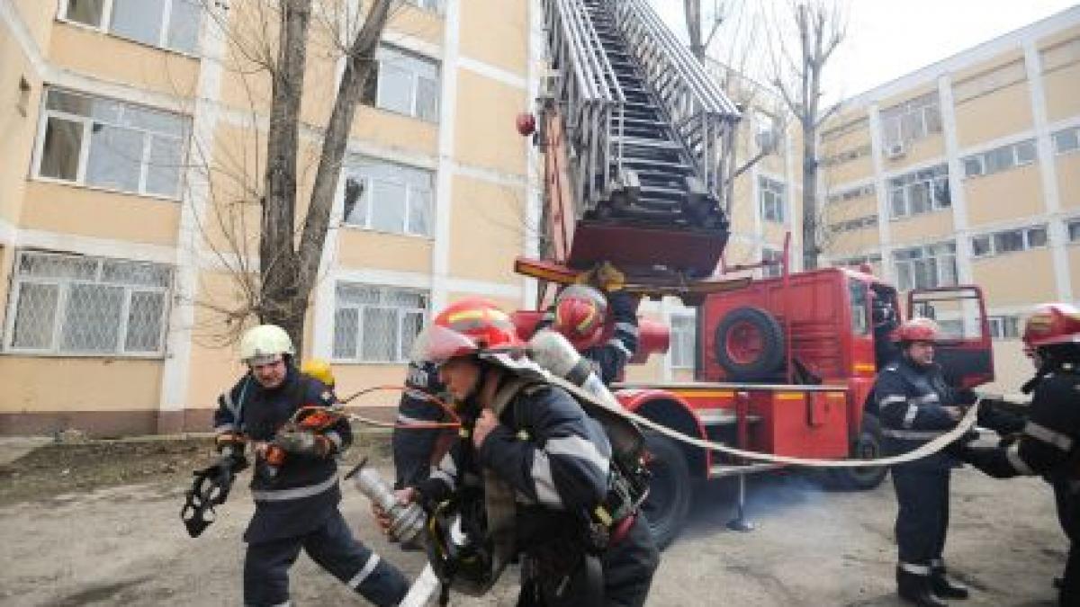 Târgu-Jiu. Pompierii au intervenit pentru a salva un copil blocat în casă