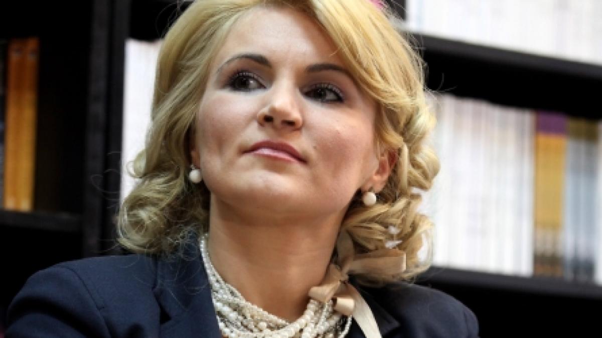 Consilierul personal al lui Boc, Andreea Vass, îşi toarnă propria mamă la ANI