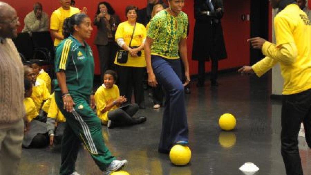 Michelle Obama a jucat fotbal la o şcoală din Cape Town