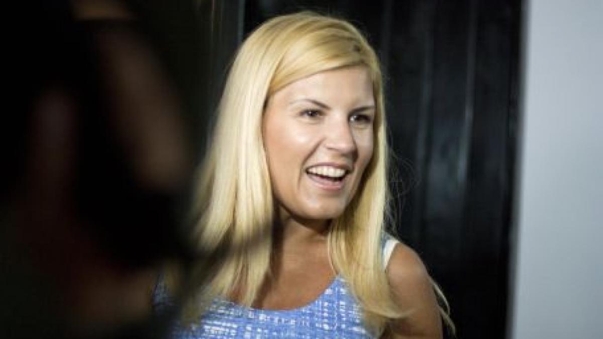 O femeie din Târgu Jiu, către Elena Udrea: Cred în chestia asta cu mov, a dumneavoastră