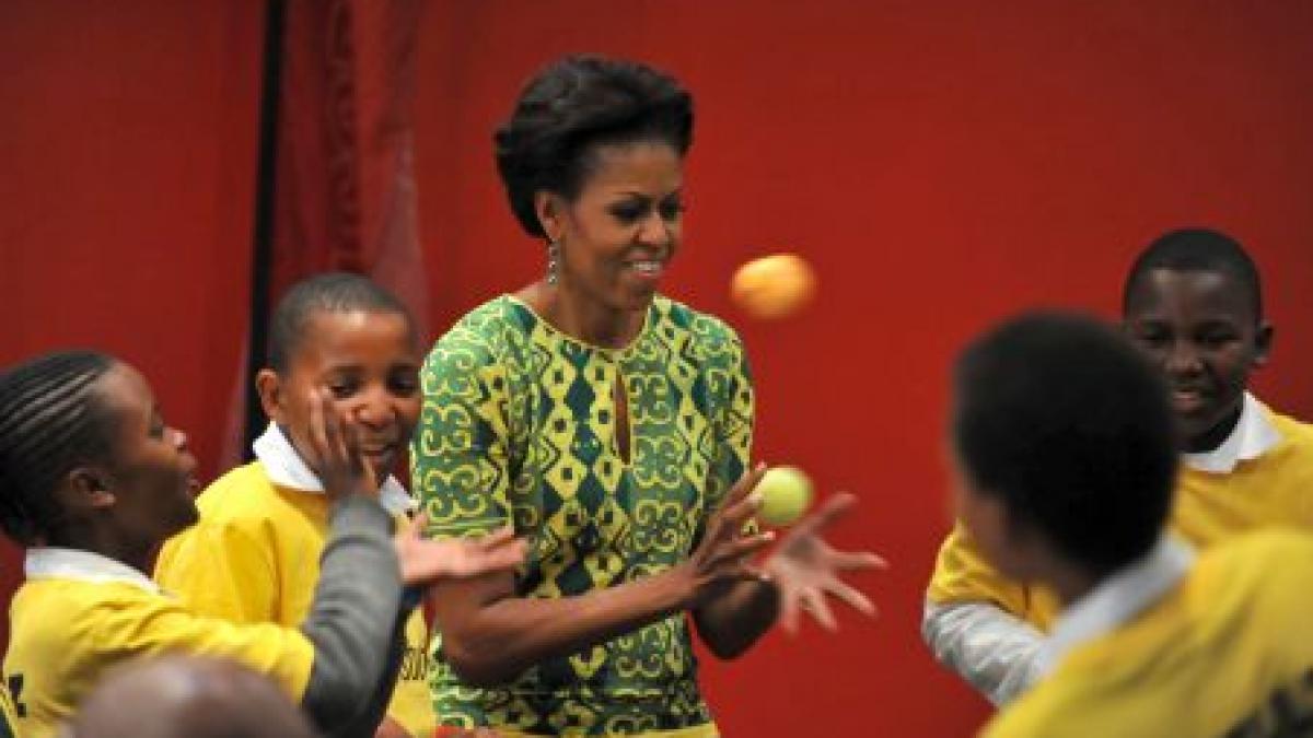 Michelle Obama şi fiicele sale au luat prânzul într-un bufet dintr-un sat din Botswana