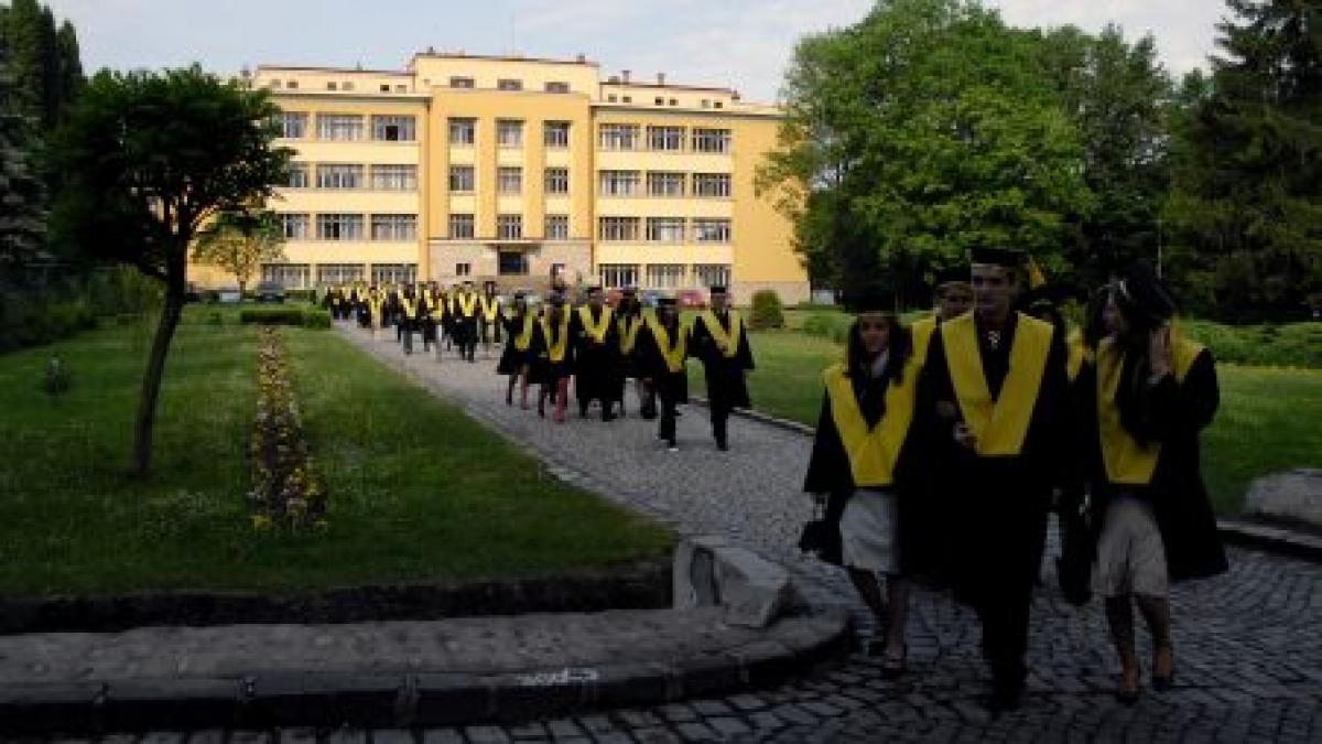 Un proiect care elimină locurile cu taxă din universităţile de stat, adoptat tacit de Cameră