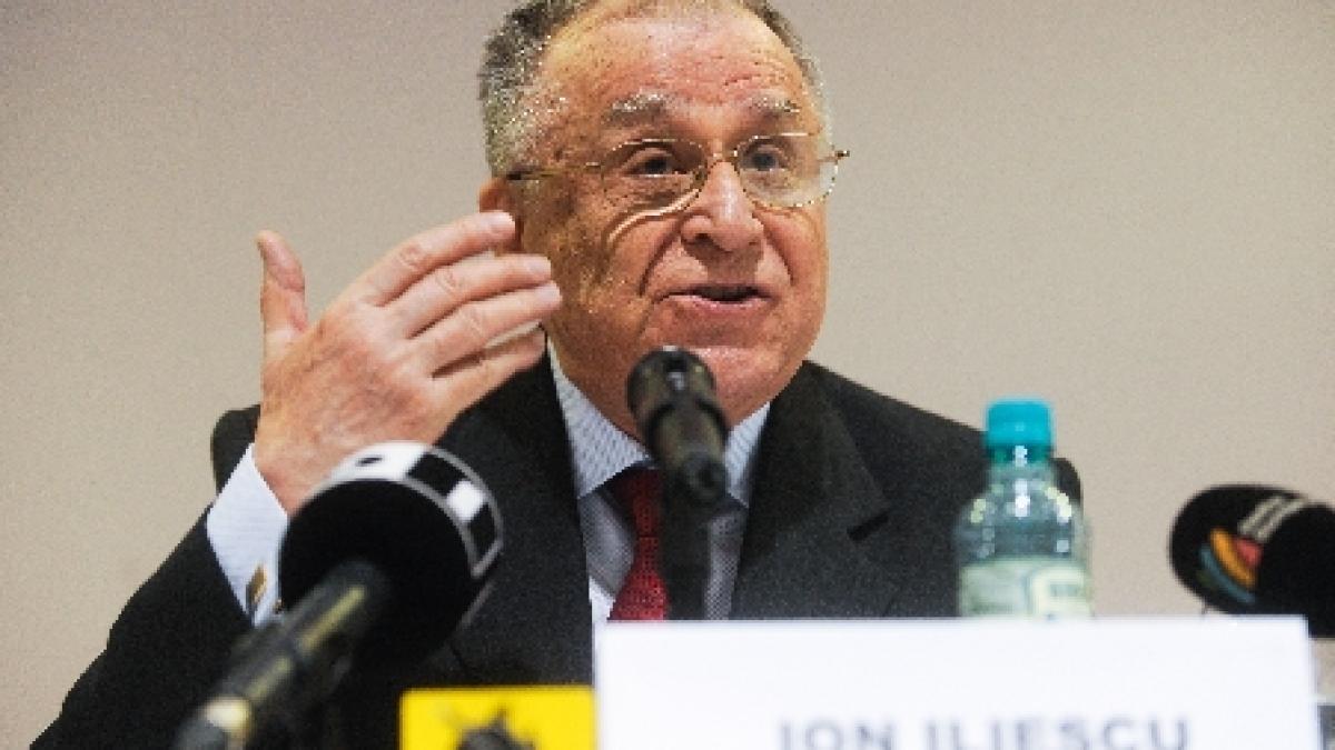 Iliescu a dojenit presa pentru mediatizarea gafei lui Vanghelie, cu &quot;ejacularea&quot; din PSD