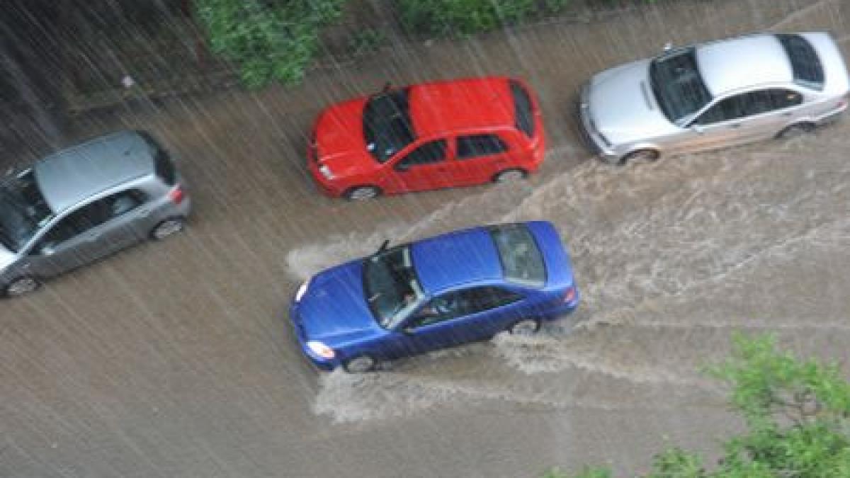 Trafic blocat pe DN1, în judeţul Braşov, din cauza ploii abundente