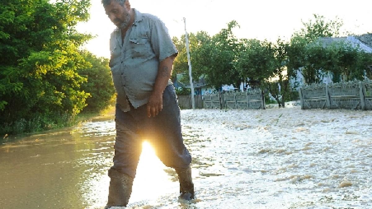 Inundaţiile din ultimele zile au afectat sute de gospodării. Apa a atins în unele locuri doi metri