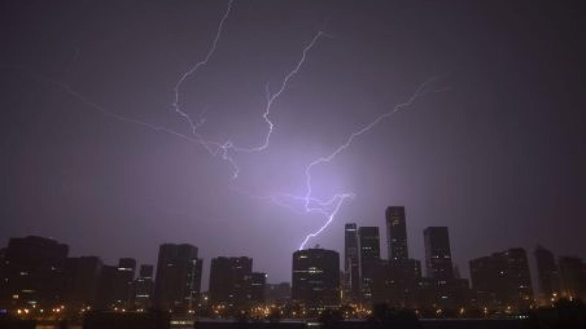 Imagini spectaculoase. Cel mai înalt turn din Chicago, lovit de fulger