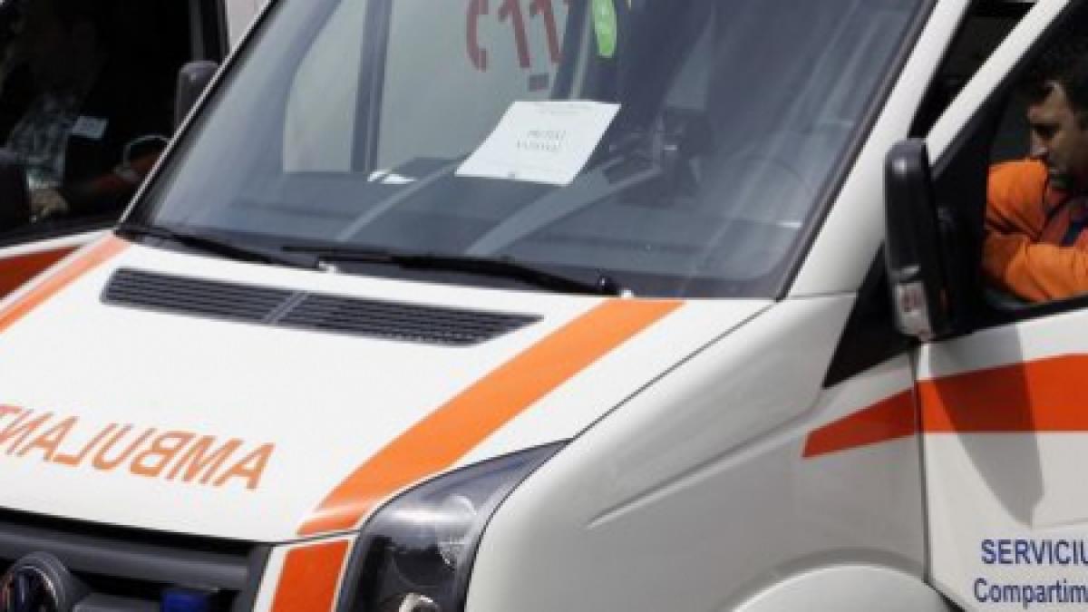 O ambulanţă s-a răsturnat după ce s-a ciocnit cu un taxi care nu a acordat prioritate