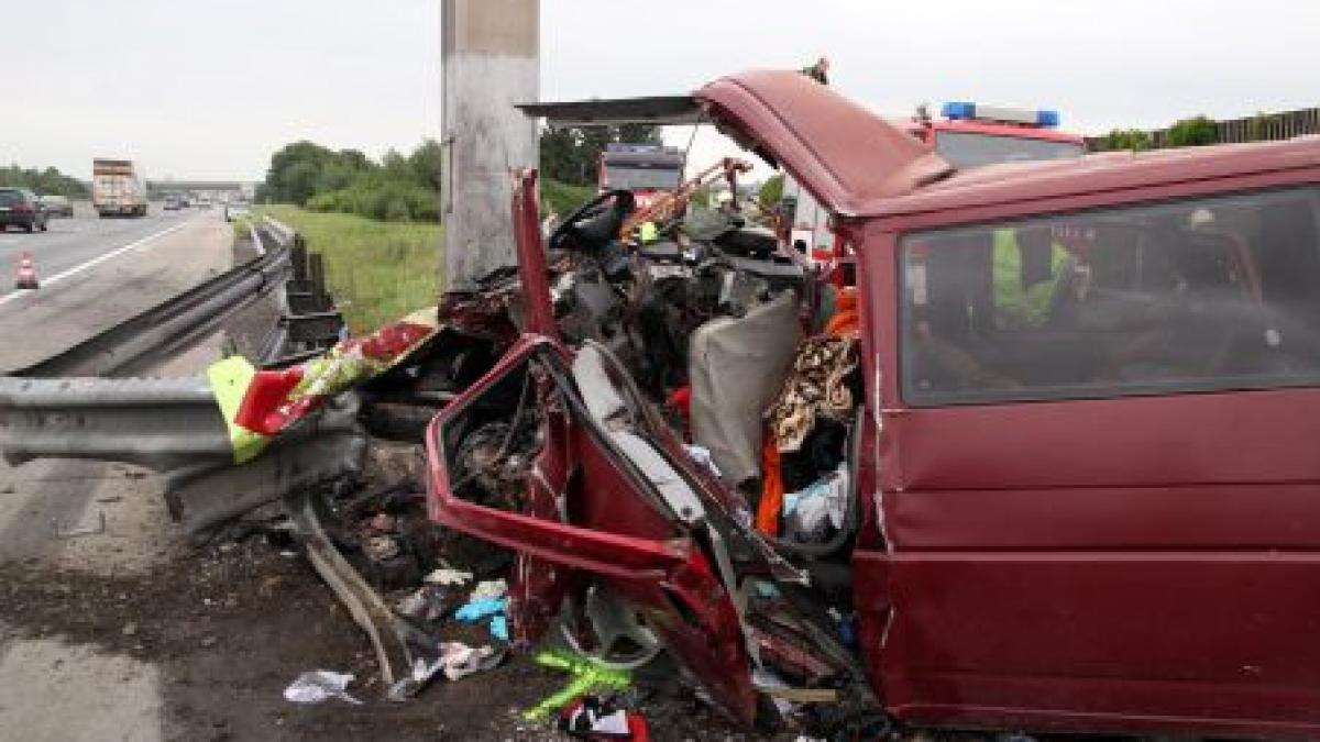 Trei români morţi şi cinci grav răniţi, după un accident violent în Austria