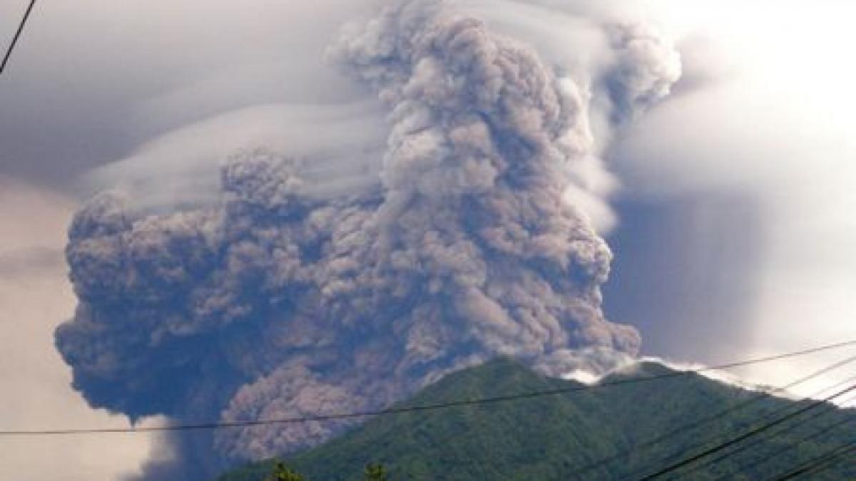 Indonezia. Vulcanul Soputan a intrat în erupţie, proiectând un nor de cenuşă şi fum