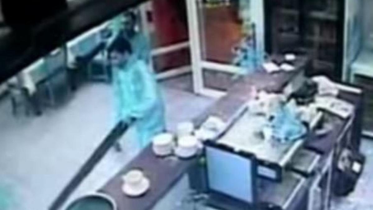 Patru tineri beţi au bătut cu bâtele un barman şi au vandalizat un bar din Dâmboviţa