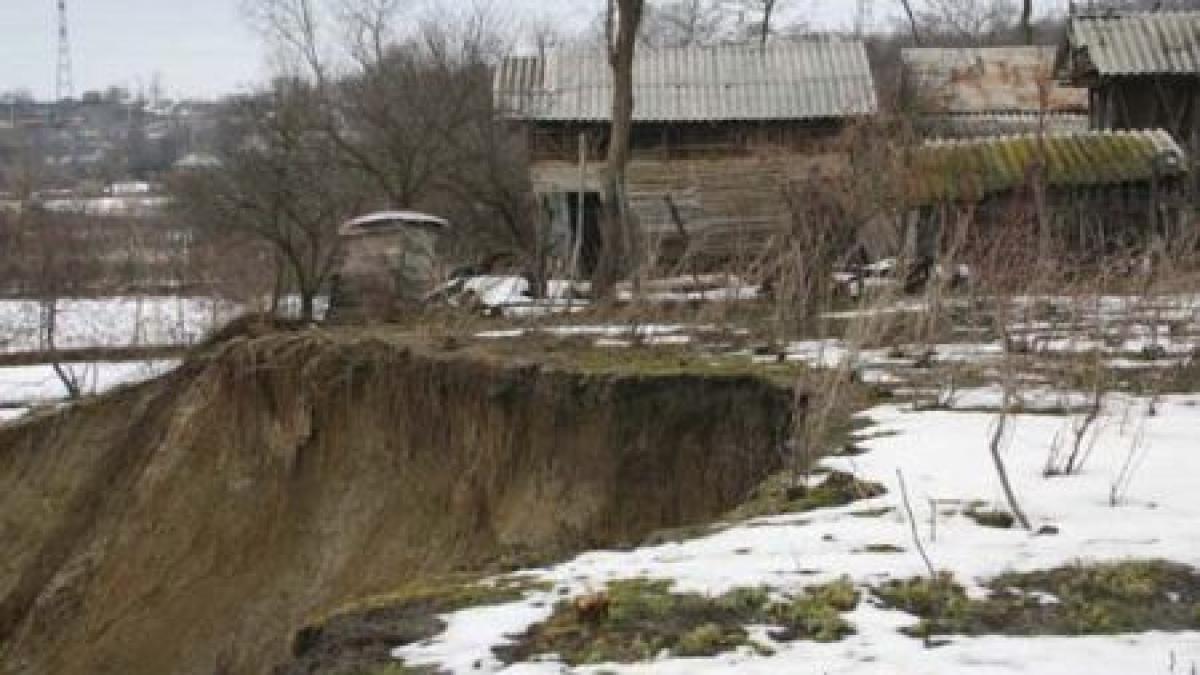 Zeci de localnici din Copşa Mică, evacuaţi din cauza unei alunecări de teren