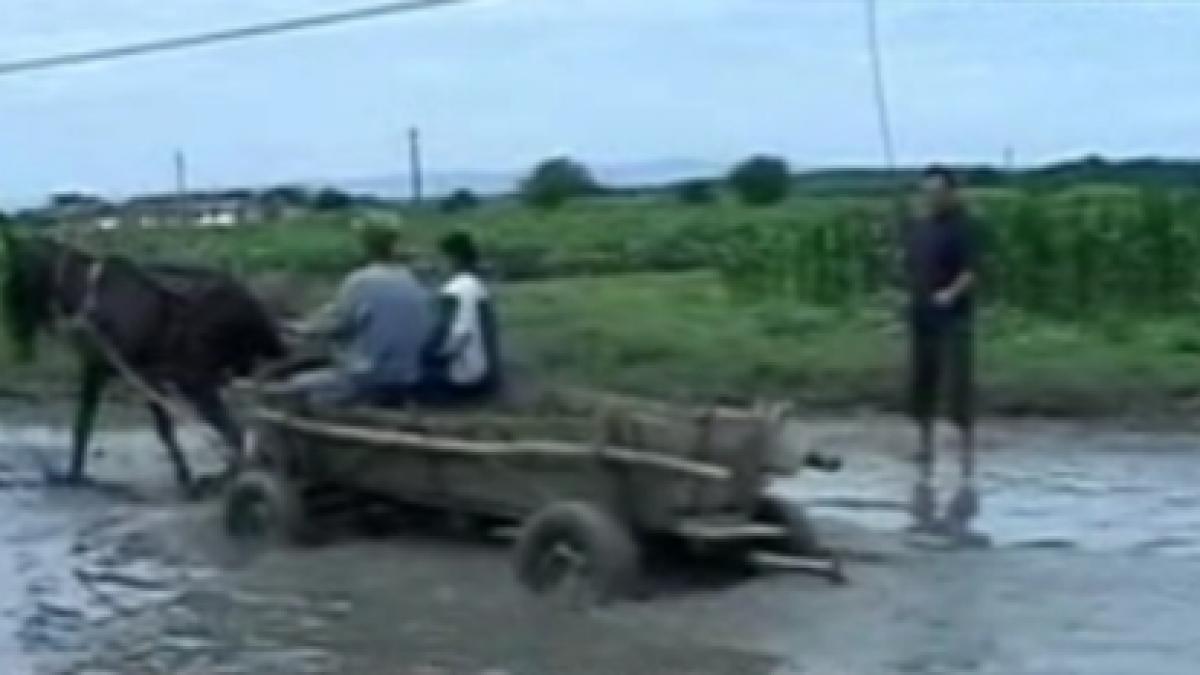 Vrancea. Localnicii dintr-o comună pescuiesc în mijlocul drumului de câte ori plouă