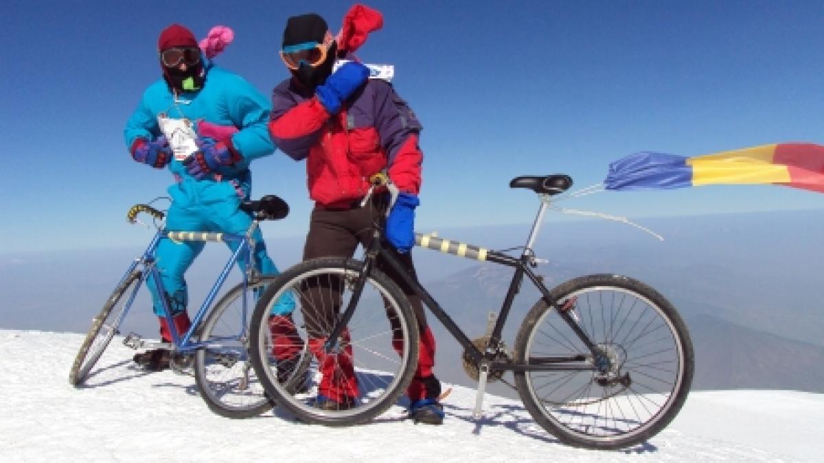 Doi români pe biciclete au cucerit vârful Ararat (5160 m)