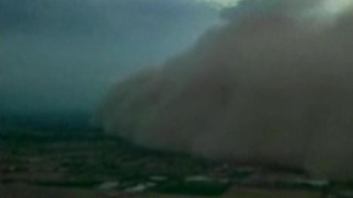 Tsunami de nisip în SUA. Un nor gigantic de praf a înghiţit cartiere întregi din oraşul Pheonix