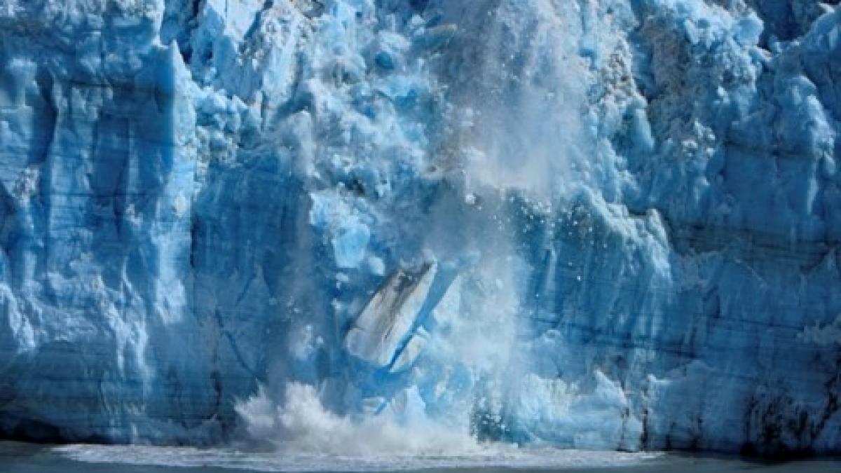 Un aisberg de patru ori mai mare decât Manhattan-ul pluteşte în largul coastelor canadiene