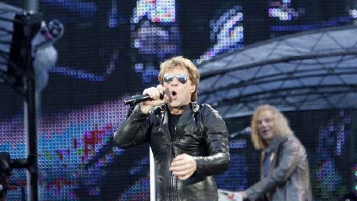 Bon Jovi a reuşit să ţină în priză 50.000 de fani, la concertul din Piaţa Constituţiei