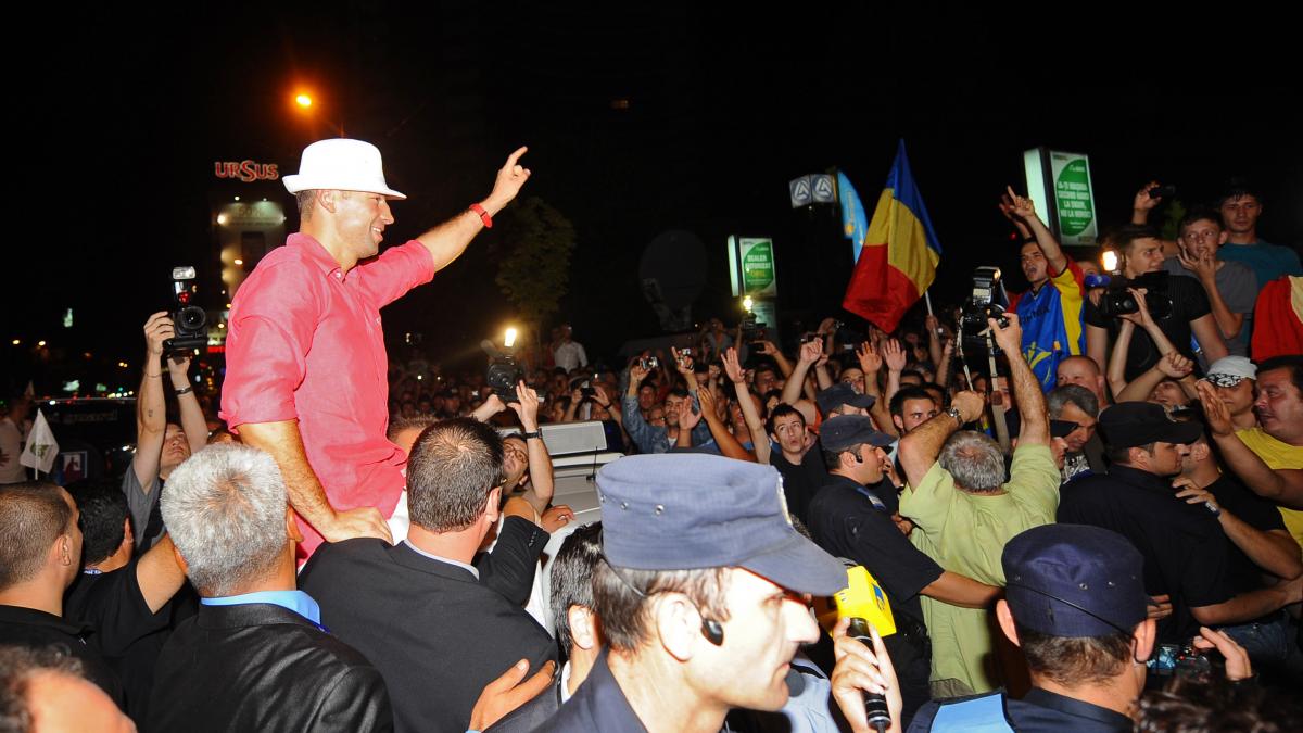 Lucian Bute i-a scos pe români în stradă: Campionul, aclamat în Piaţa Universităţii