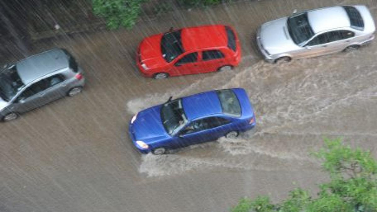 O ploaie de o oră a dat peste cap tot sistemul de canalizare din Bacău