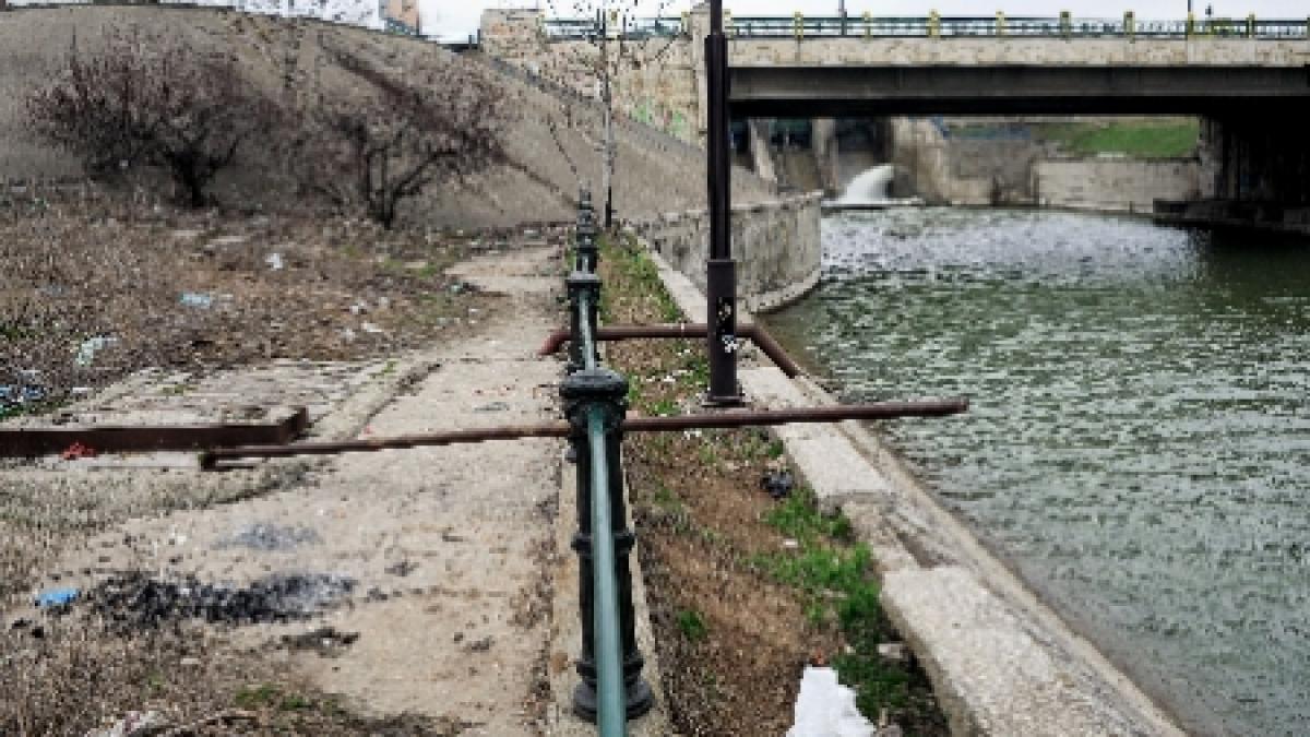 Două persoane s-au înecat după ce au căzut cu maşina într-un canal