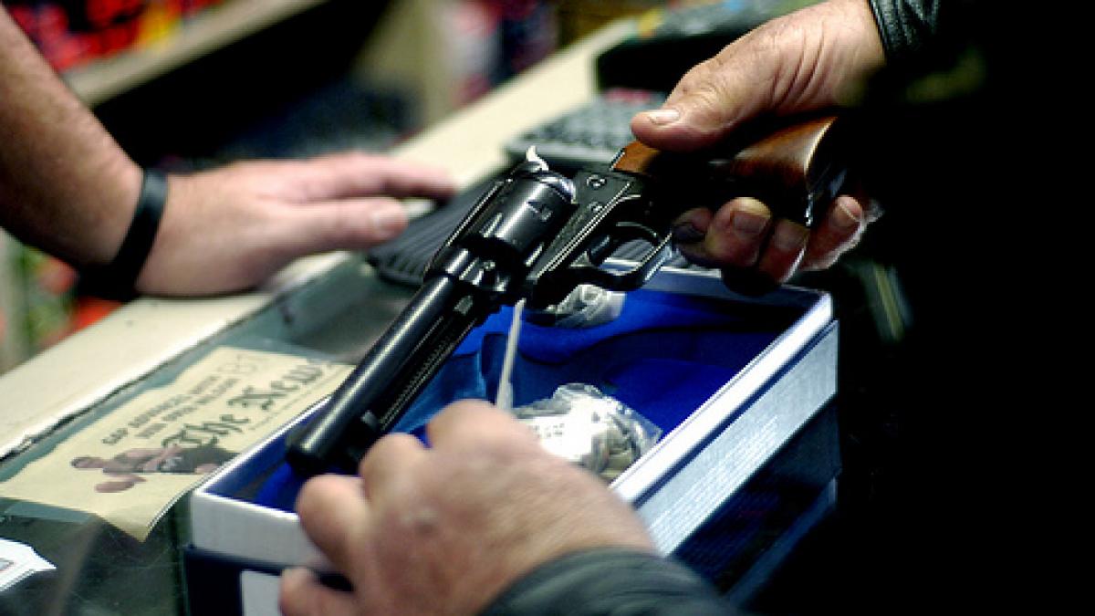 Reşiţa. Bărbat, reţinut după ce a încercat să vândă un pistol pe stradă