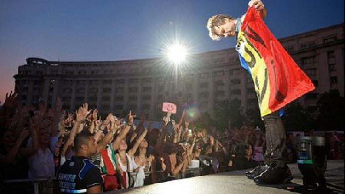 Jon Bon Jovi, înfăşurat în drapelul românesc, pe Facebook: &quot;Ce concert extraordinar!&quot;