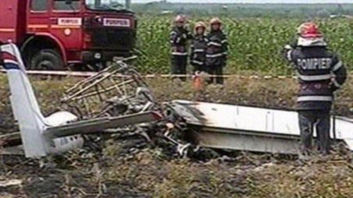 Un mort şi un rănit, în urma prăbuşirii unui avion de mici dimensiuni în judeţul Prahova