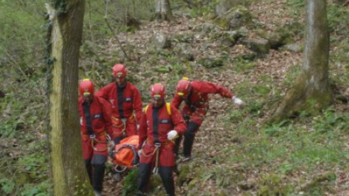 Turist ceh, cu piciorul fracturat, salvat de pe munte de salvamontiştii din Piatra Craiului