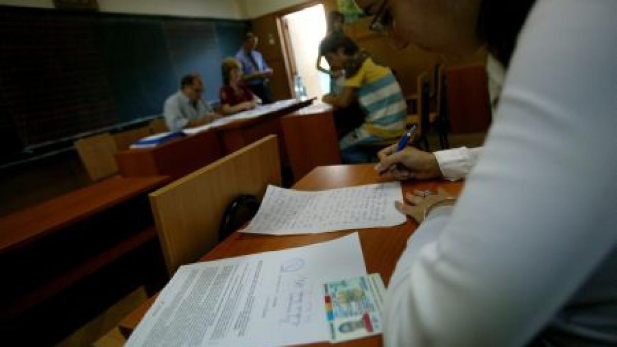 5.400 de profesori s-au retras din examenul de titularizare. 55 au fost eliminaţi pentru copiat