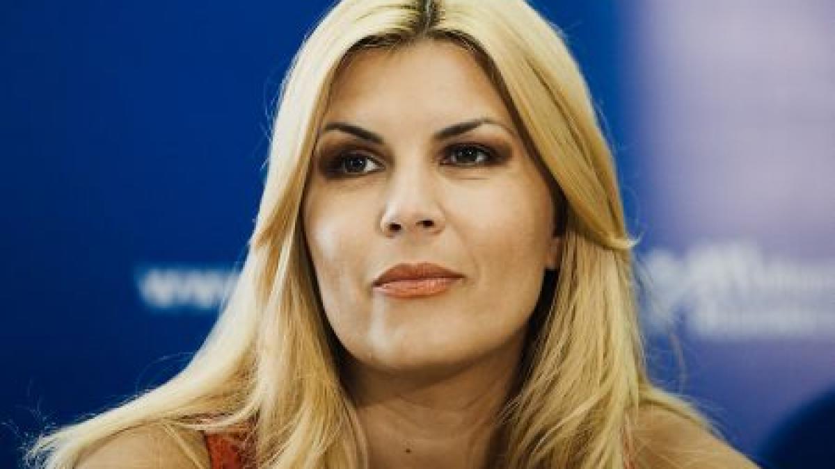 Elena Udrea, luată la rost de pensionari: Oamenii i-au cerut pensii mai mari 