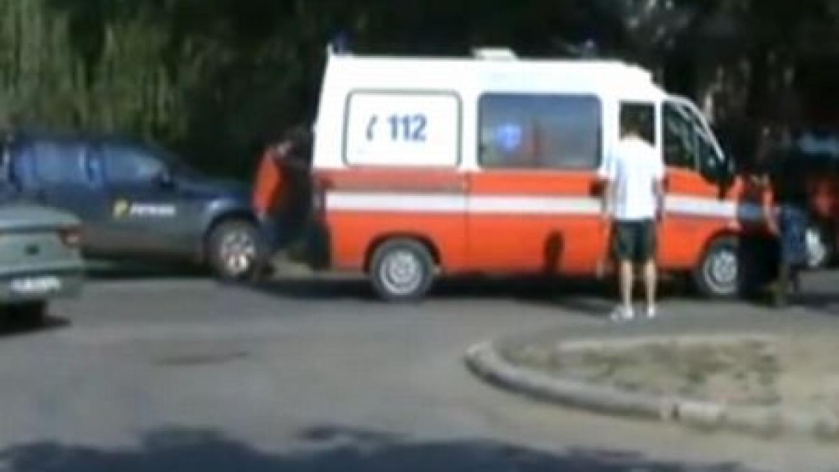 Salvarea salvată: O ambulanţă cu motorul înecat, împinsă de cinci oameni săritori