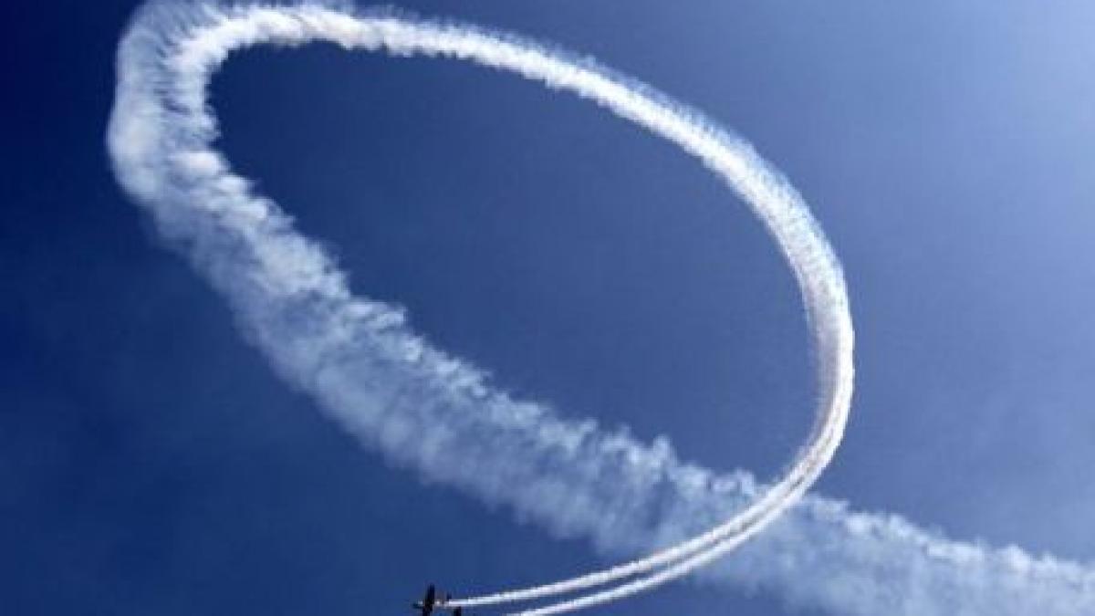 Demonstraţiile de la Otopeni Air Show au ţinut cu sufletul la gură sute de spectatori