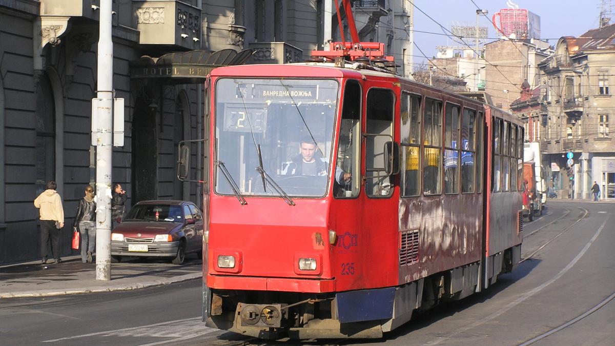 Un român a fost înjunghiat într-un tramvai din Belgrad, pentru banii din portofel