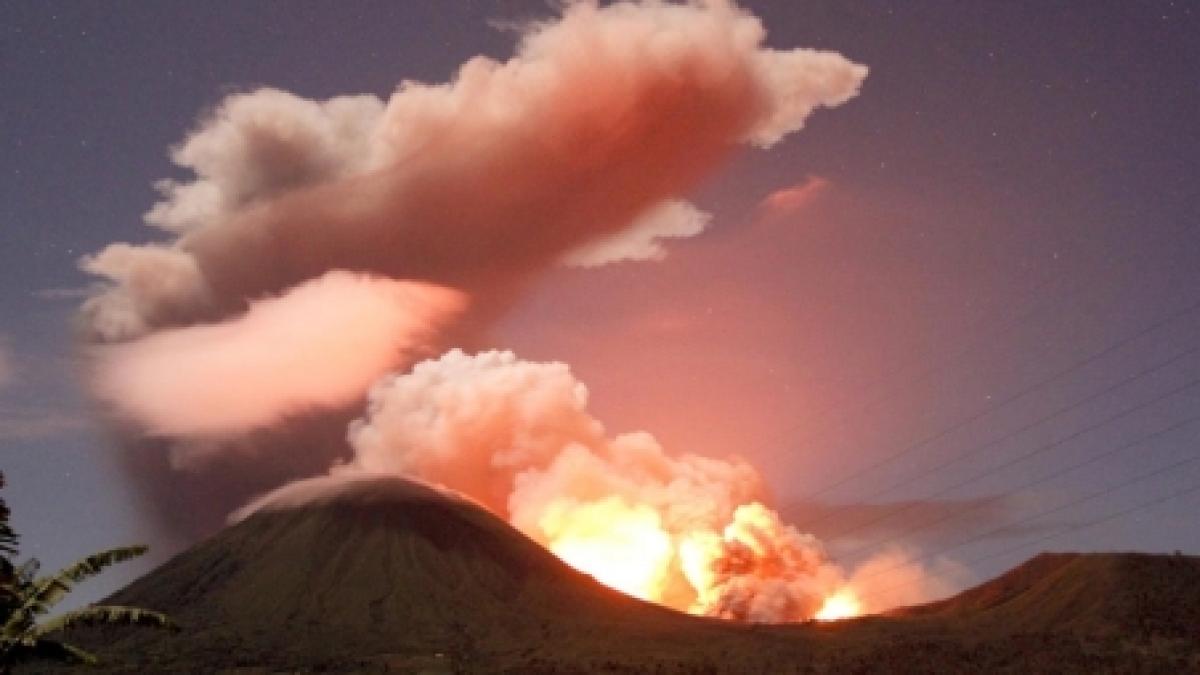 Erupţie a vulcanului Lokon în Indonezia. Norul de cenuşă a ajuns la 3.500 metri altitudine