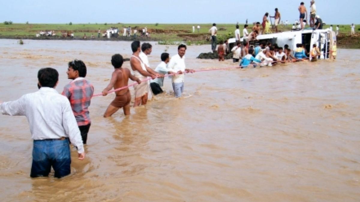 Imagini şocante. Doi soţi din India şi copiii lor au murit, după ce au fost &quot;înghiţiţi&quot; de viitură